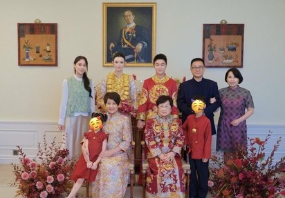 何超欣曬四代同堂裙褂照 梁安琪八旬母親首亮相 奚夢瑤身著褂皇佩 20 只龍鳳鐲